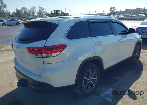 2019 Toyota Highlander Xle z USA, uszkodzony, nr VIN 5TDKZRFH3KS552074